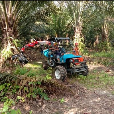 รถแทรกเตอร์เปิดประทุนสำหรับสวนปาล์มน้ำมันที่มีความเร็ว PTO 240-1340 รอบต่อนาทีและยางเพื่อการเกษตร