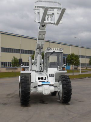 ขับเคลื่อน 4 ล้อ EPA เครื่องยนต์ดีเซล Telescopic Handler 2.5T load Telescopic Forklift 4WD Telehandler
